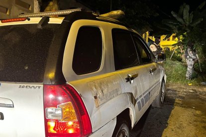 Los uniformados fueron atacados en su patrullero.