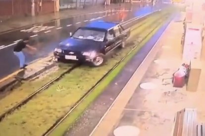 El ciudadano maniobró para sacar el carro de las rieles del tranvía.