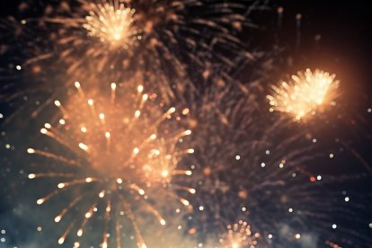 Son productos elaborados con pólvora para producir explosiones con efectos luminosos, cuyo fin es el entretenimiento visual.