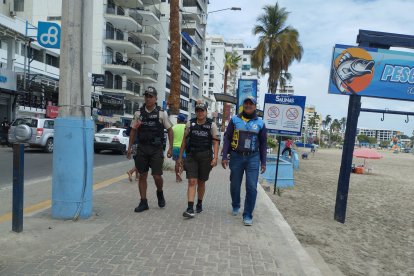 Personal policial patrulla el área del malecón junto con un guardia municipal.