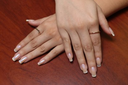 En el índice. En la mano derecha simboliza autoestima y liderazgo. En la mano izquierda, eres una persona que prefiere dejarse llevar y recibir órdenes.