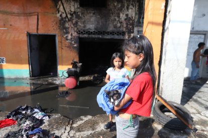 El incendio consumió un local.
