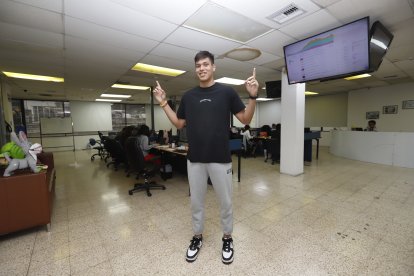 Juan Fernando Toledo, en las instalaciones de EXTRA y EXPRESO antes de su viaje a Estados Unidos.