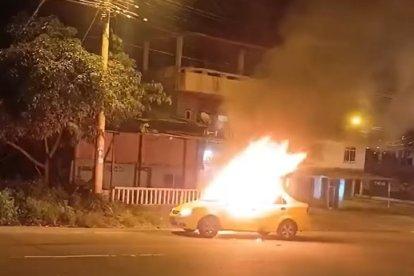 Vehículos incendiados, atentados y balaceras se registran en Esmeraldas.