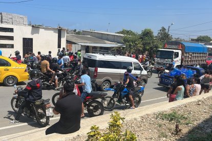 Curiosos intentaban descifrar qué pasaba en La Libertad.