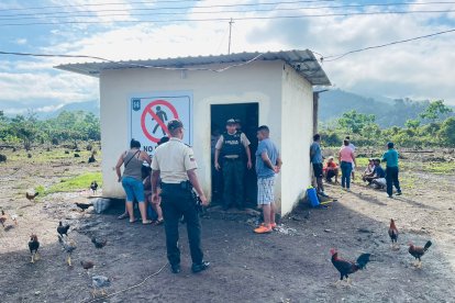 El cuerpo fue descubierto por compañeros, quienes al ingresar a la casita lo vieron inerte.