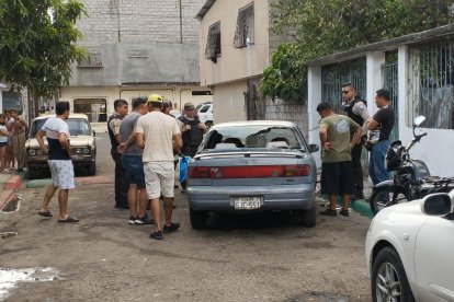 Los policías estaban a bordo de este vehículo cuando fueron atacados a tiros.