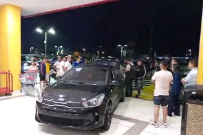 El vehículo presentaba las huellas de varios impactos de bala.