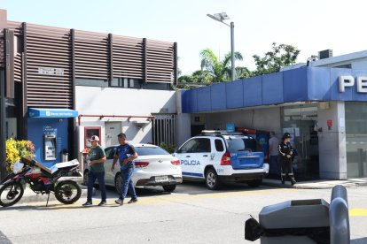 Policías de unidades investigativas arribaron a la estación de servicio para recabar indicios y tomar la versión de lo ocurrido.