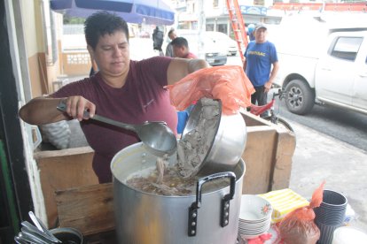 Quienes preparan el famoso plato explican que los clientes piden más pescado que de costumbre.