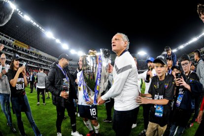 Esteban Paz celebra la Copa Sudamericana que conquistó Liga de Quito en 2023.