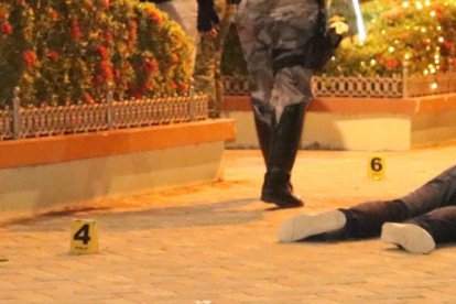 Botellas de cervezas quedaron cerca de los cuerpos tendidos en el parque.