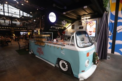 Paula Idrovo adaptó su negocio en un atractivo ‘carapacho’ de una vieja furgoneta.