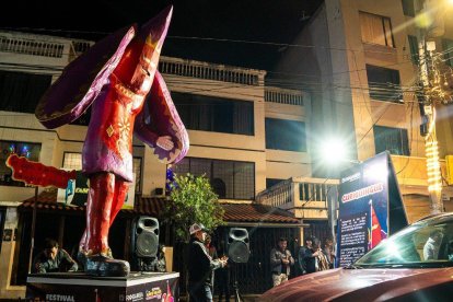 Cuarenta emprendedores acompañan a los monigotes gigantes del festival de Años Viejos, rescatando nuestra cultura.