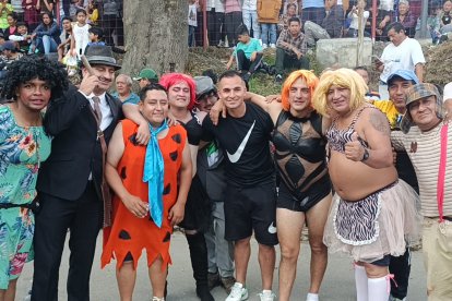 Las viudas y varios personajes despiden el año 2023, en Loja.