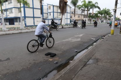 Policías pasaron en una ronda por la zona del crimen esta mañana.