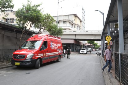 Al sitio acudieron paramédicos en una ambulancia para atender al herido.
