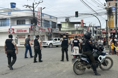 En la zona se agruparon varios policías, pues algunos de los curiosos y parientes de los asesinados adoptaron una actitud violenta contra ellos.