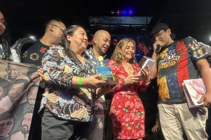 Integrantes del grupo Rumberos en Clave le hizo un regalo especial a la cumpleañera.