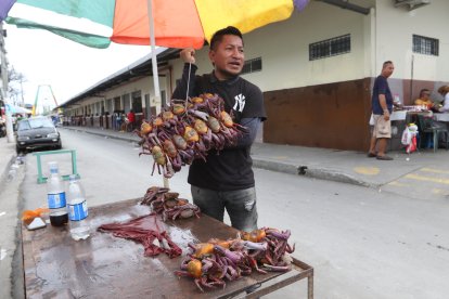 Ronald sabe cómo atraer a sus clientes: pone en práctica sus técnicas de ‘vocería’.