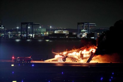 Pasajeros y tripulantes fueron evacuados tras incendio en aeropuerto de Tokio.