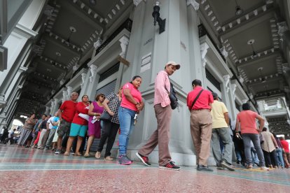 Ciudadanos hacen fila para el pago del impuesto predial en la agencia municipal.