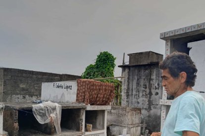 Una sábana café sirve de puerta a su 'departamento', donde descansa en paz en medio de los muertos.