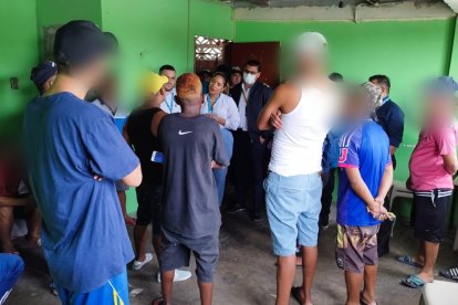 En zonas conflictivas en las que operan clínicas en forma irregular, los funcionarios de Acess van con resguardo policial.