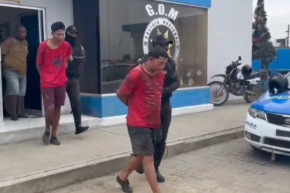 A los implicados se les incautó un arma corta y un arma larga.