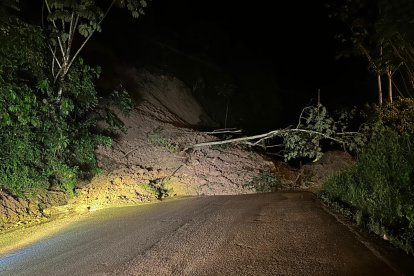 La vía Cuenca- Girón- Pasaje está cerrada en el kilómetro 114, sector Vivar.