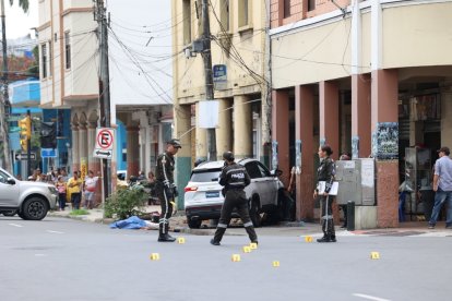 En el sitio del crimen, agentes policiales encontraron 13 indicios balísticos.