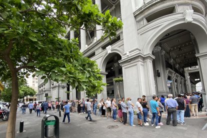 Se evidenciaron largas filas a las afueras de las oficinas municipales por el pago de predios el 3 de enero de 2024.