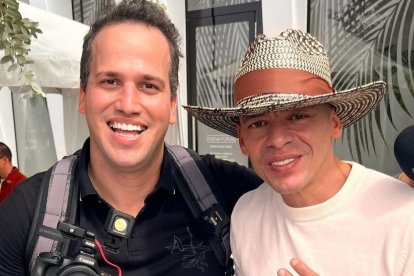 Leonel Allegues ahora es el paparazzi de Miami, aquí con Vico C.