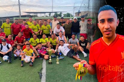 Todos los jugadores que participaron del torneo de fin de años y Danny Luna que recibió un homenaje.