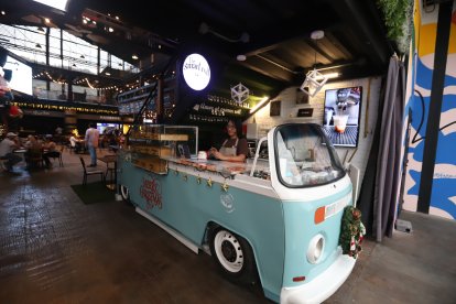 Paula Idrovo adaptó su negocio en el atractivo 'carapacho' de una vieja furgoneta.