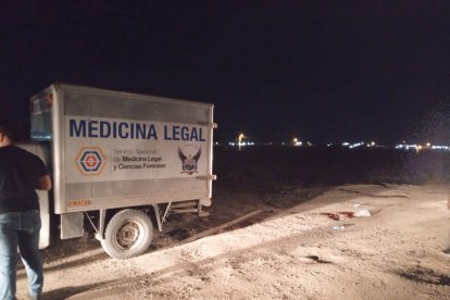 El cuerpo tenía impactos de bala. Fue llevado al Centro Forense de Manta.