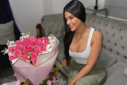 Conny Garcés recibe flores de un pretendiente anónimo.