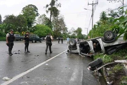 El accidente provocó que uno de los vehículos quede volcado.