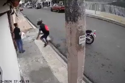 La señora sacó corriendo a los delincuentes.