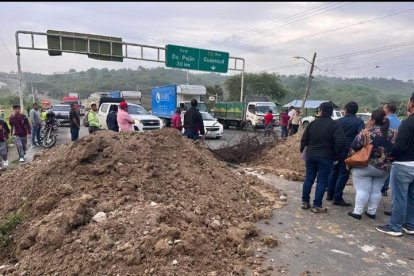 Vía Jipijapa - Guayaquil permanece cerrada.