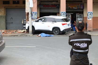 Tras ser baleado el vehículo terminó estrellado. Policía recogió indicios en el lugar de los hechos.