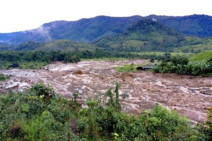 La caída de lodo y material se reportó en la madrugada de este jueves 4 de enero de 2024.