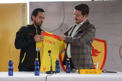 El estratega Gerardo Espinoza (i), durante la presentación. Antes estuvo a cargo de la selección mexicana sub-23 hasta finales de agosto.