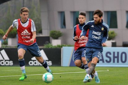 Marcelo Eggel (izq) durante su participación con la selección argentina sub-20 enfrentando a Lionel Messi.