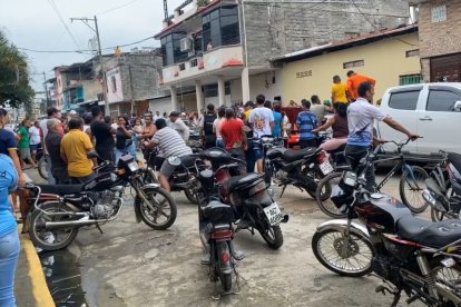 Varias personas se acercaron al taller para conocer lo que había ocurrido.