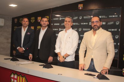 Los directivos José Luis Nogales (i), Raúl Chávez y Xavier Salem acompañaron a Antonio Álvarez en la rueda de prensa de ayer.