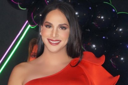 Nathalia Espinoza en sus ‘chupas’ escucha las canciones de la colombiana Mimí Ibarra.