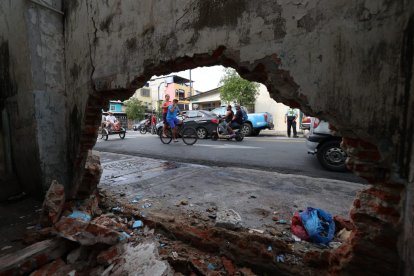 El vehículo se impactó contra una pared, pero afortunadamente no hubo heridos.
