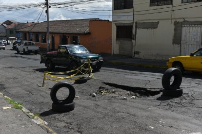 El hundimiento se registró hace casi un mes. Los vecinos colocaron llantas.