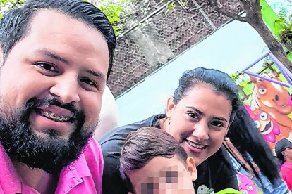Gustavo Carranza tiene esposa, quien no se mueve de la clínica, y un hijo de tres años de edad.